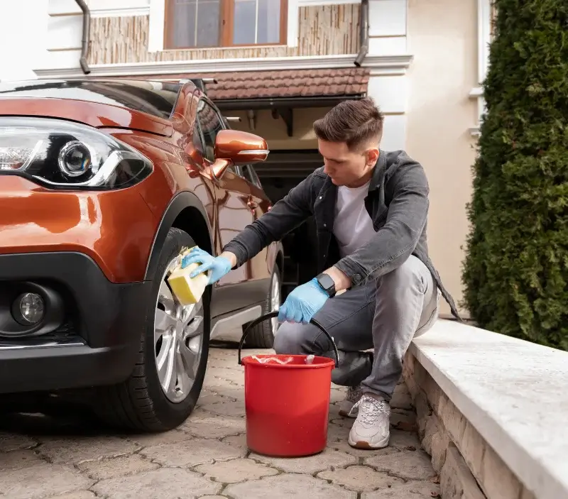 Lavage auto à domicile Salles-sur-Garonne : professionnel intervenant sur un véhicule